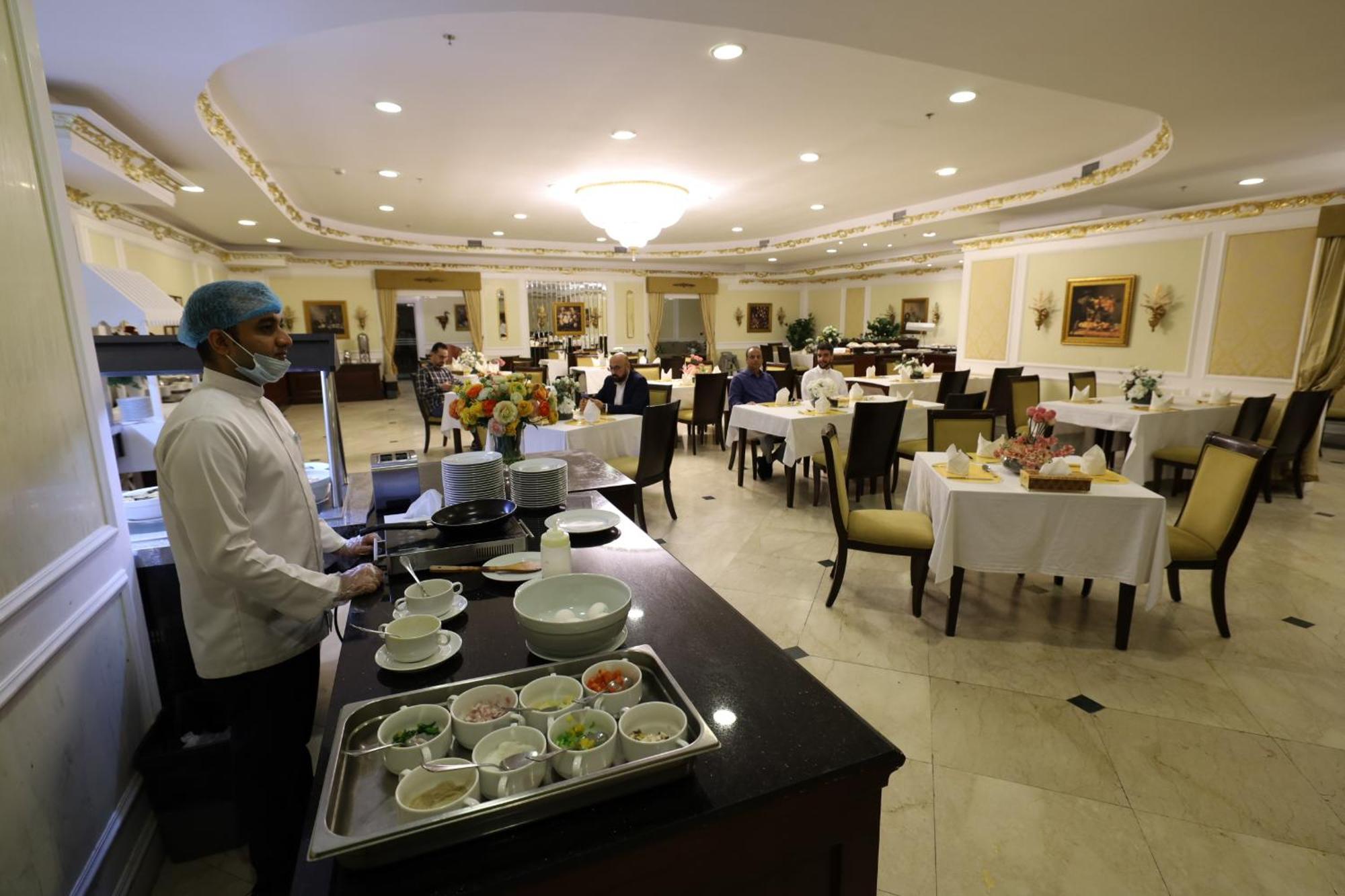 Habitat All Suites, Al Khobar Eksteriør billede A restaurant in a hotel