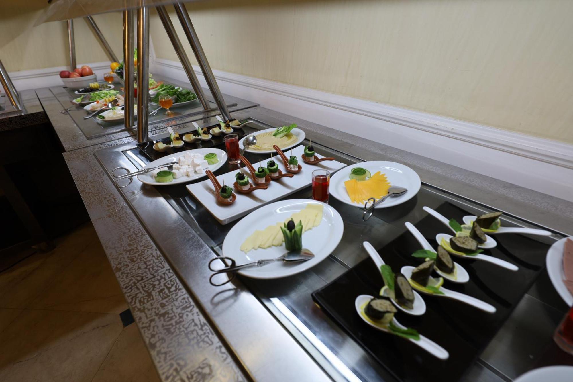 Habitat All Suites, Al Khobar Eksteriør billede A buffet at a hotel