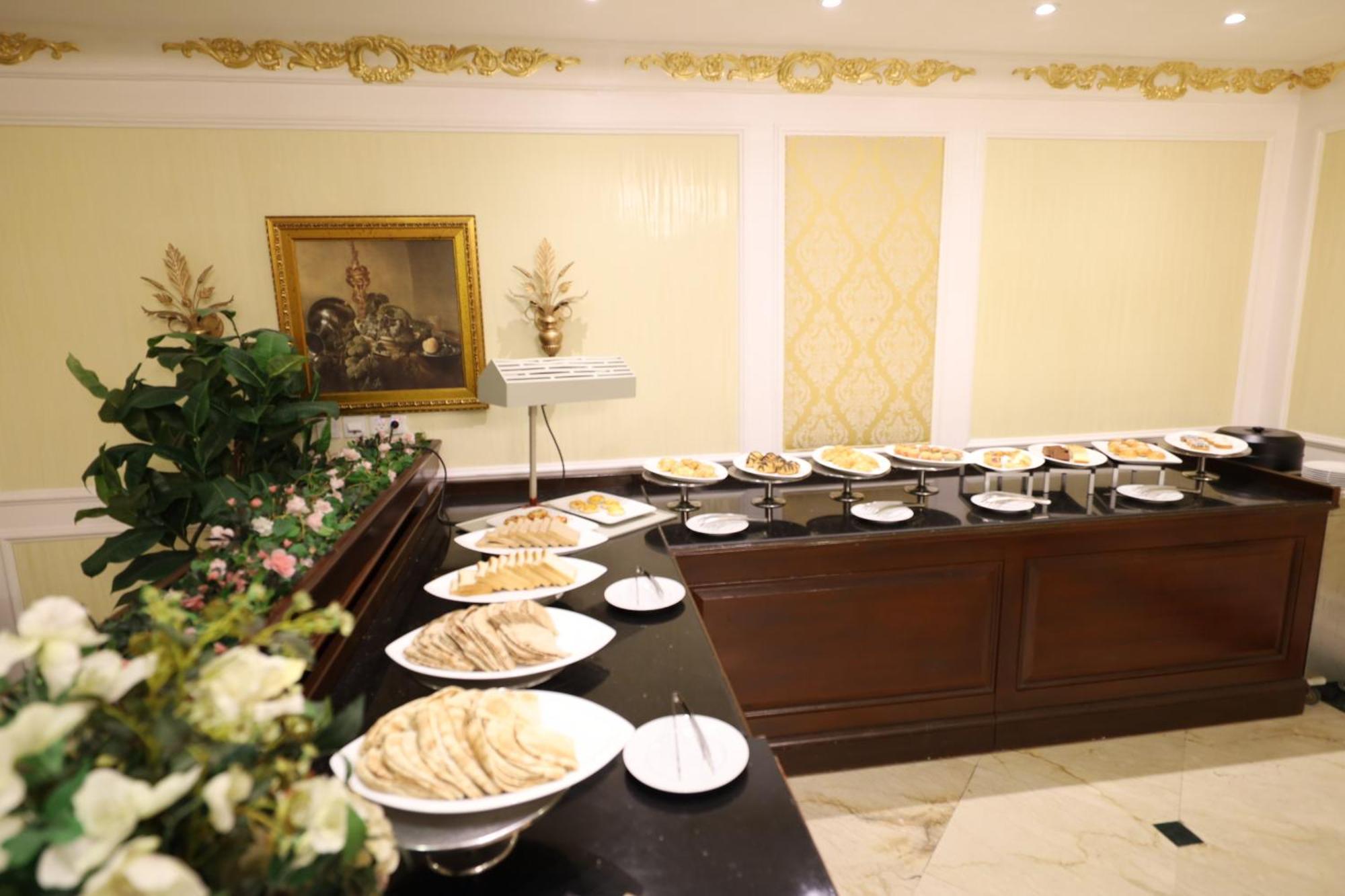 Habitat All Suites, Al Khobar Eksteriør billede A buffet at a hotel