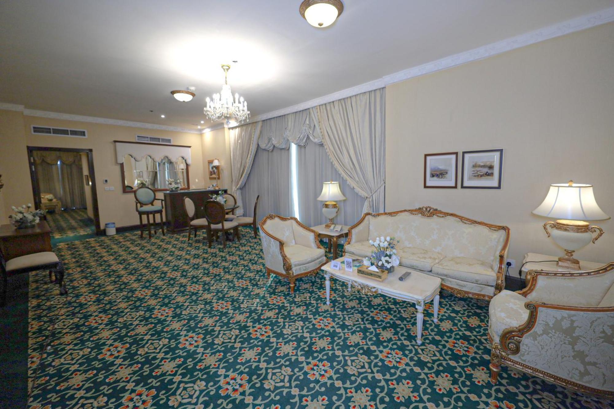 Habitat All Suites, Al Khobar Eksteriør billede A suite at the hotel