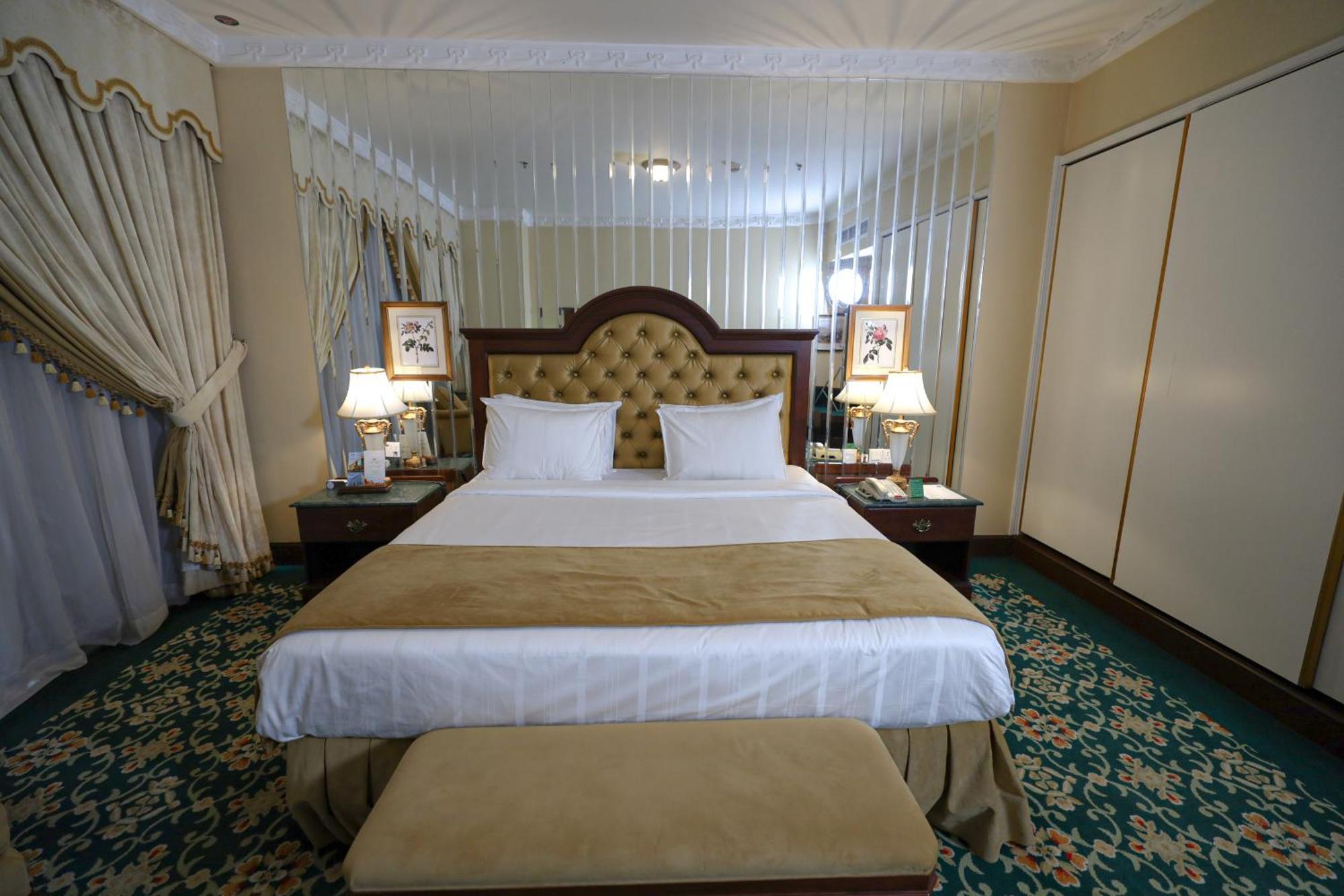 Habitat All Suites, Al Khobar Eksteriør billede A bedroom at the Grand Hotel