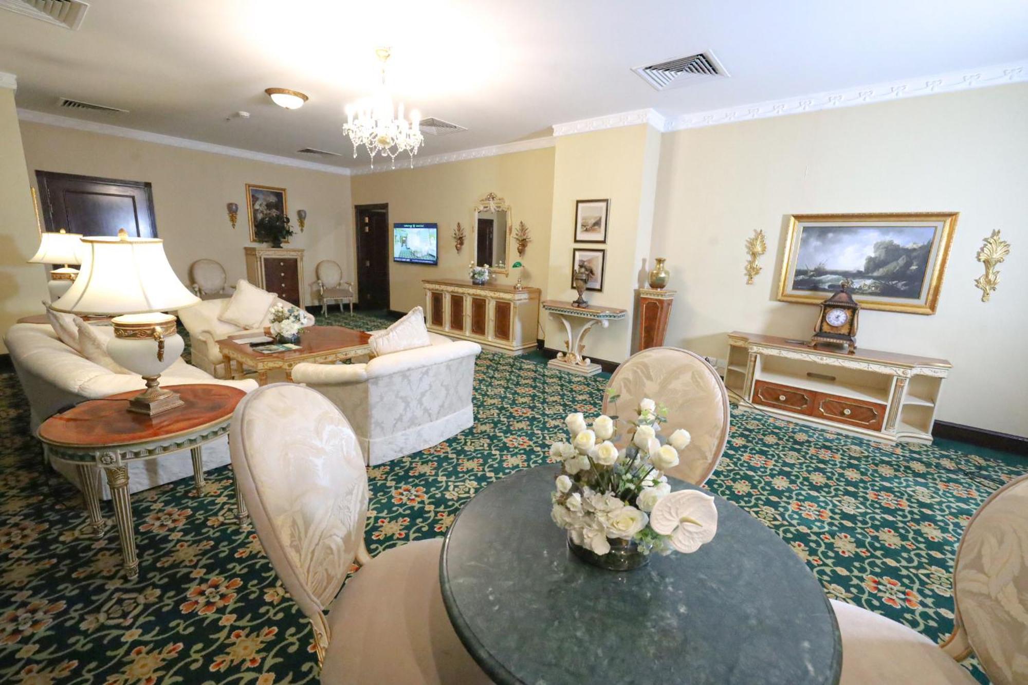 Habitat All Suites, Al Khobar Eksteriør billede The living room of the Vice Presidential Suite