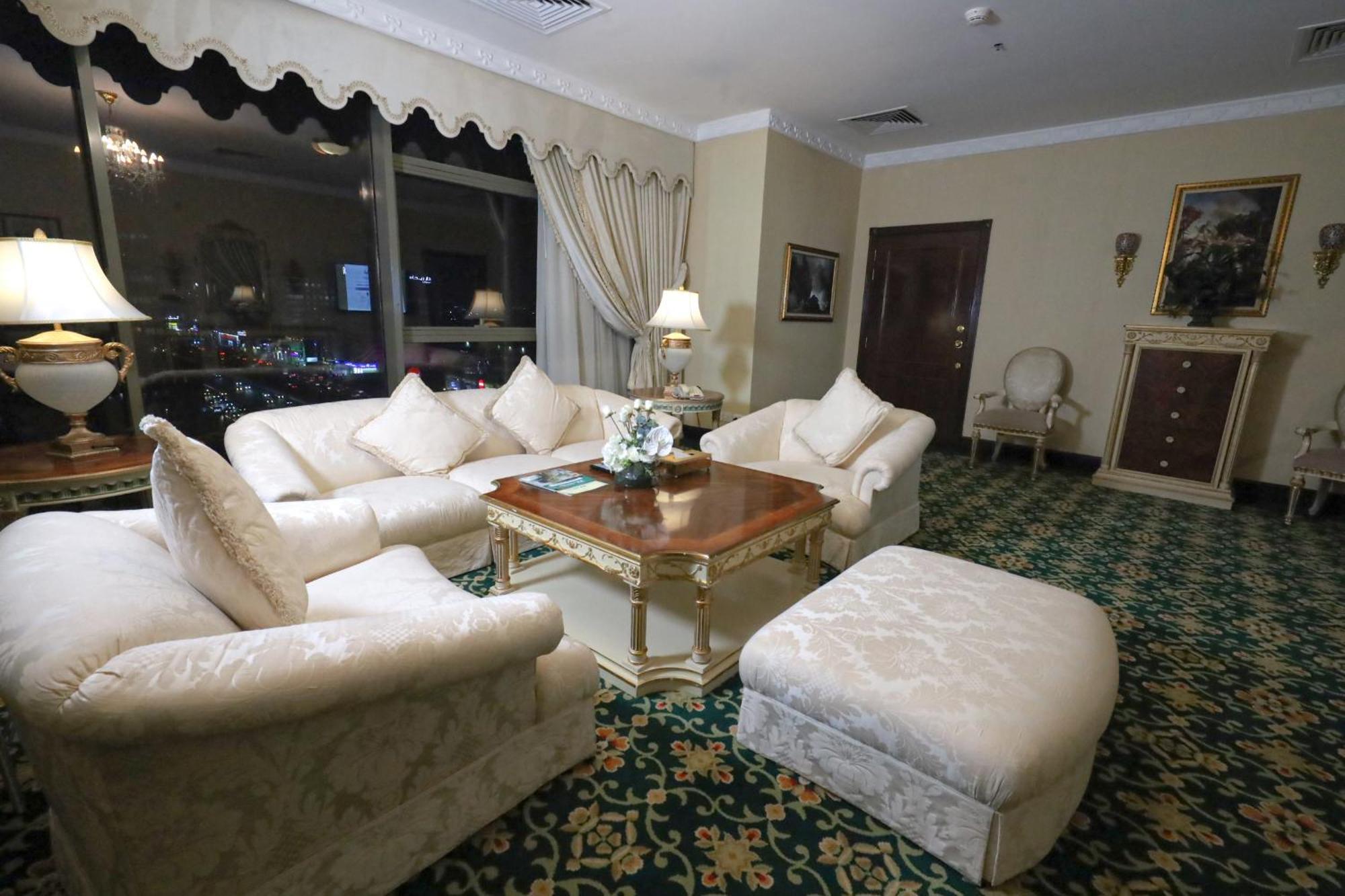 Habitat All Suites, Al Khobar Eksteriør billede A living room in a suite at the Burj Al Arab